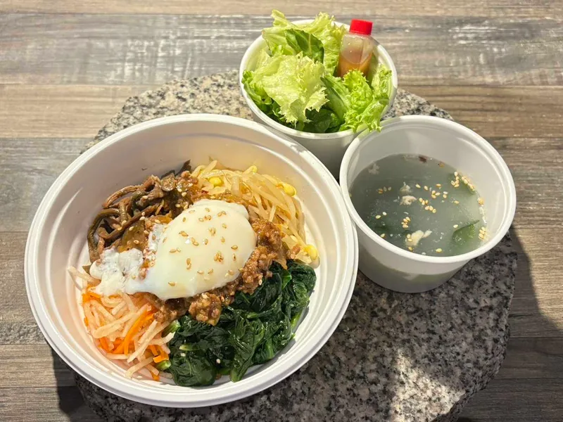 ほっちゃんのビビンバ丼——サラダ・スープ付き