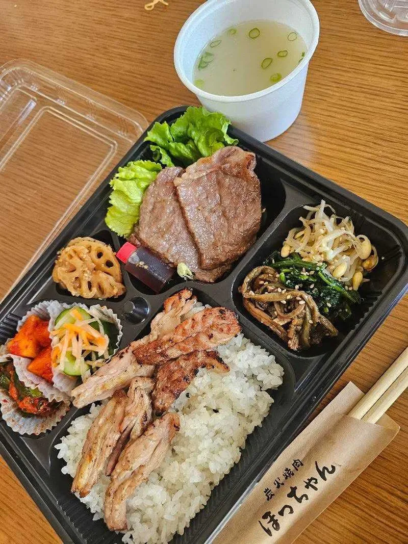 ほっちゃんの焼肉弁当——スープ付き。牛タン・豚ロース・ナムル・キムチ・レンコン